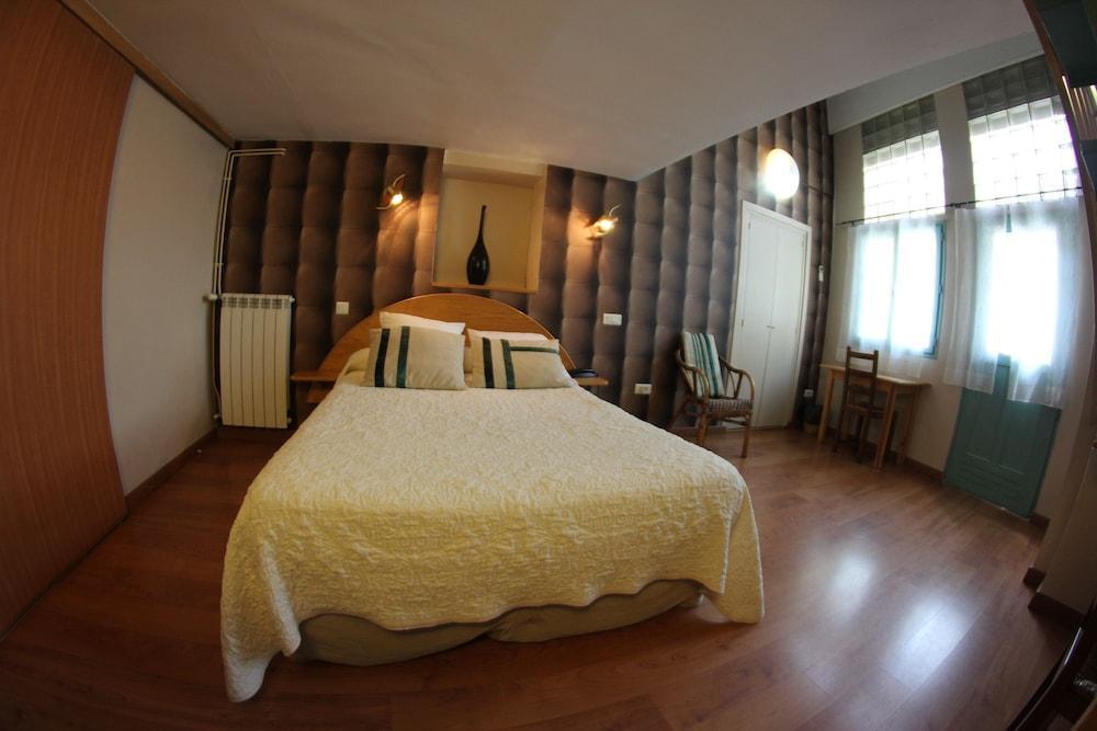 Brit Hotel Privilege Lisieux - La Villa Des Arts ภายนอก รูปภาพ
