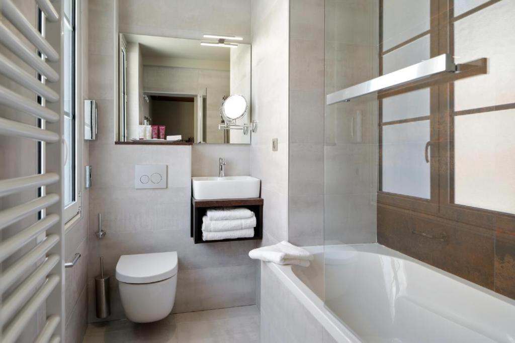 Brit Hotel Privilege Lisieux - La Villa Des Arts ภายนอก รูปภาพ