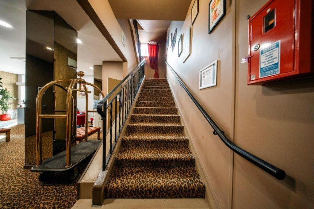 Brit Hotel Privilege Lisieux - La Villa Des Arts ภายนอก รูปภาพ