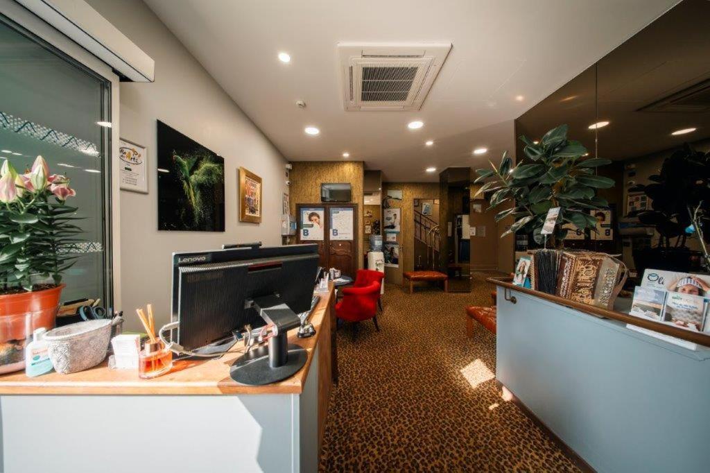 Brit Hotel Privilege Lisieux - La Villa Des Arts ภายนอก รูปภาพ