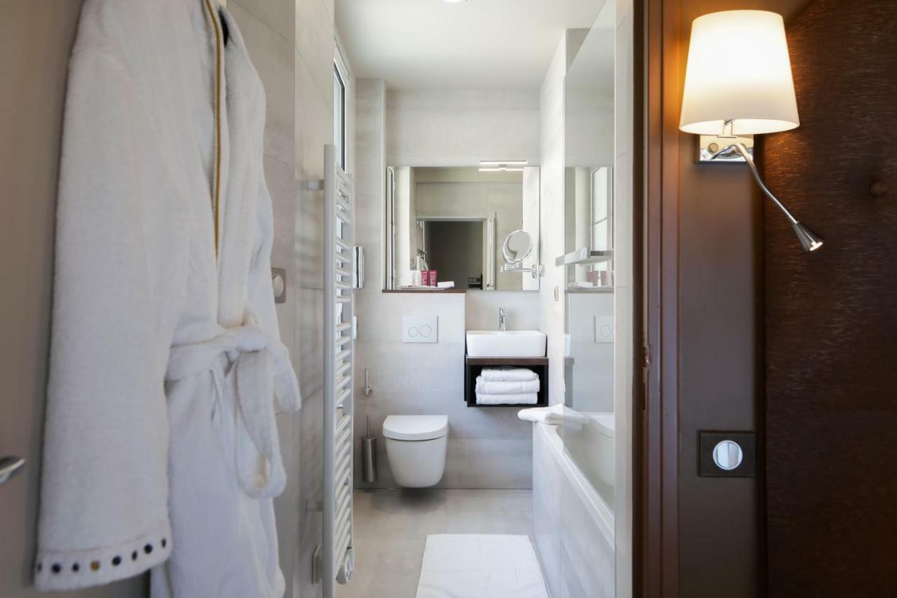 Brit Hotel Privilege Lisieux - La Villa Des Arts ภายนอก รูปภาพ