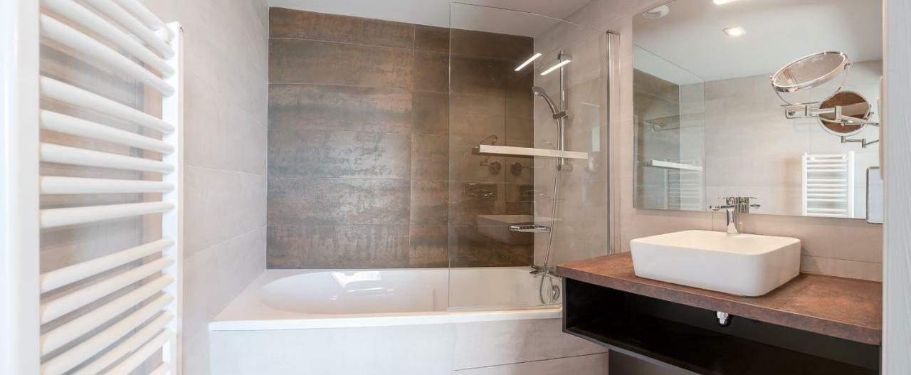 Brit Hotel Privilege Lisieux - La Villa Des Arts ภายนอก รูปภาพ